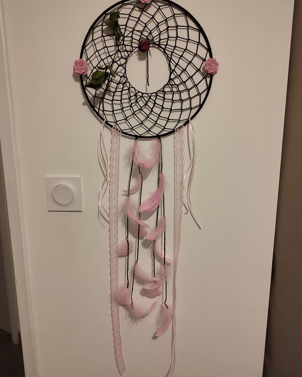 Attrape-rêves fait main orné de roses, création artisanale de Marjorie
