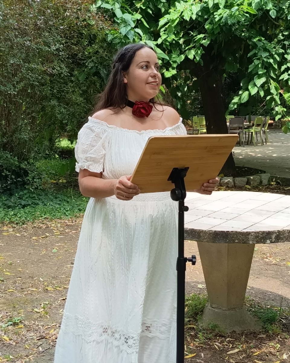 Marjorie, prêtresse païenne, célébrant un mariage au pupitre en plein air